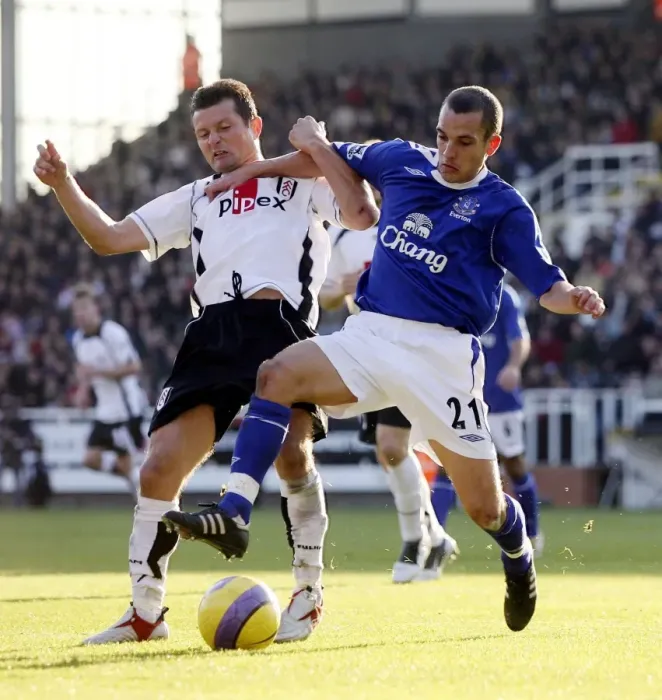 Framed Print : Fulham v Everton - Tomasz Radzinski of Fulham in action against Leon Osman Framed Print : Fulham v Everton - Tomasz Radzinski of Fulham in action against Leon Osman