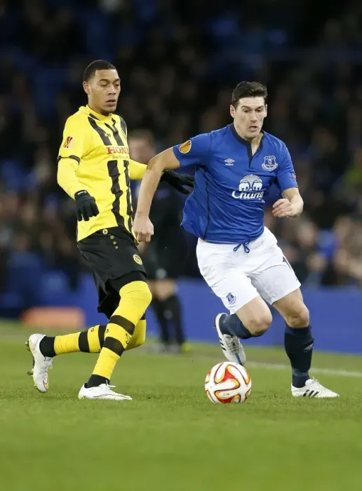 Framed Print : Gareth Barry in Action: Everton vs BSC Young Boys - UEFA Europa League Round of 32 Framed Print : Gareth Barry in Action: Everton vs BSC Young Boys - UEFA Europa League Round of 32