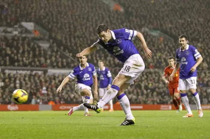 Framed Print : Gareth Barry Rallies Everton Amidst Liverpool Rivalry: Anfield Showdown (Premier League, January 2014)