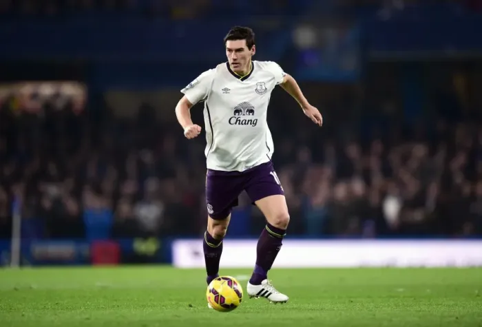 Framed Print : Gareth Barry vs. Chelsea: A Fierce Face-Off at Stamford Bridge - Everton in Barclays Premier League Framed Print : Gareth Barry vs. Chelsea: A Fierce Face-Off at Stamford Bridge - Everton in Barclays Premier League