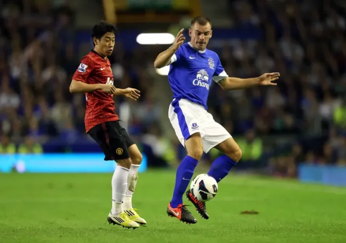 Framed Print : Gibson vs Kagawa: Everton's 1-0 Victory Over Manchester United (2012)
