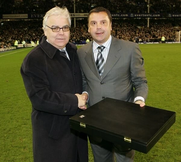 Graeme Sharp receives his Everton Giant award from Bill Kenwright