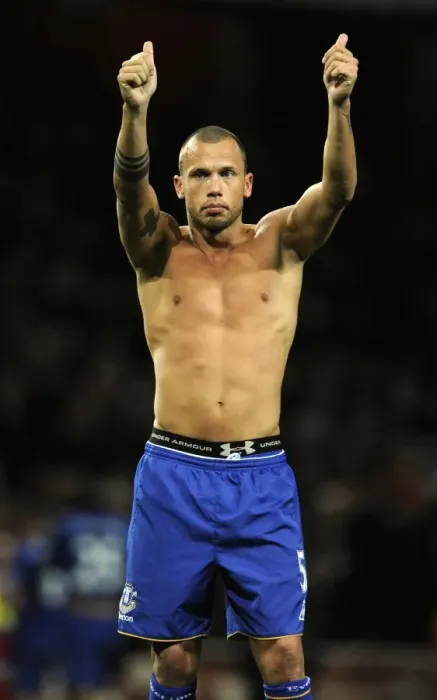 Framed Print : Heitinga at Emirates: Intense Battle in Arsenal vs. Everton, Barclays Premier League (10 December 2011) Framed Print : Heitinga at Emirates: Intense Battle in Arsenal vs. Everton, Barclays Premier League (10 December 2011)