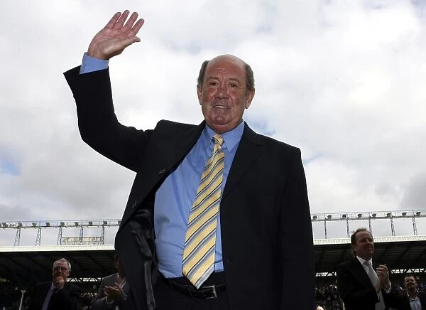 Howard Kendall waves to the fans Mandatory Credit: Action Images  /  Carl Recine Livepic