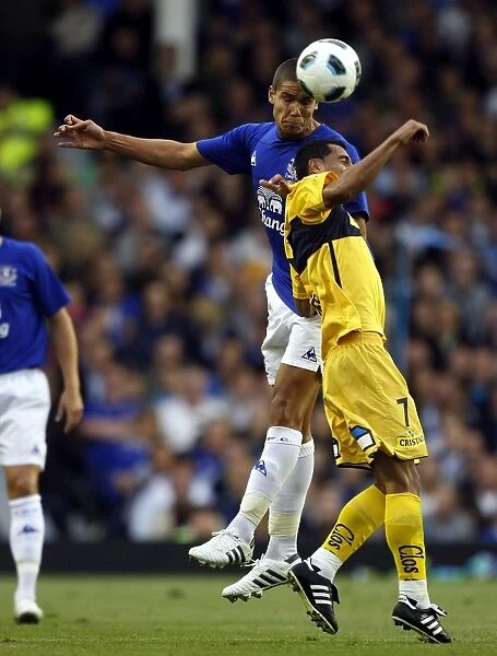 Intense Battle for the Ball: Rodwell vs. Heitinga at Everton