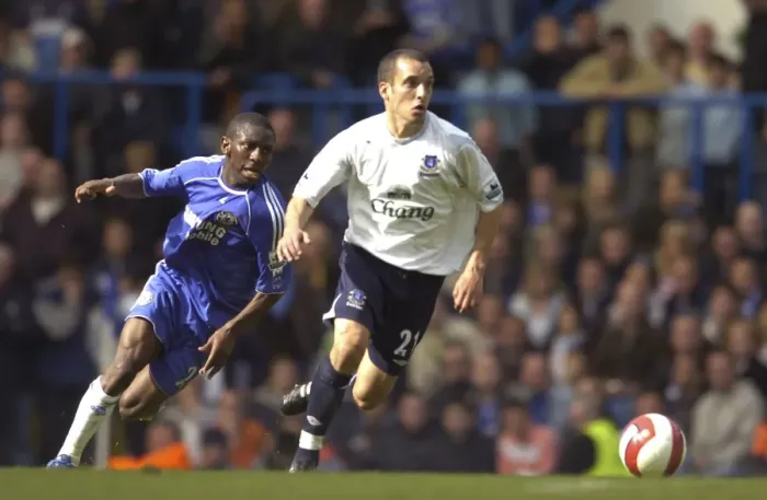 Framed Print : Intense Battle: Shaun Wright-Phillips vs. Leon Osman (Chelsea vs. Everton) Framed Print : Intense Battle: Shaun Wright-Phillips vs. Leon Osman (Chelsea vs. Everton)