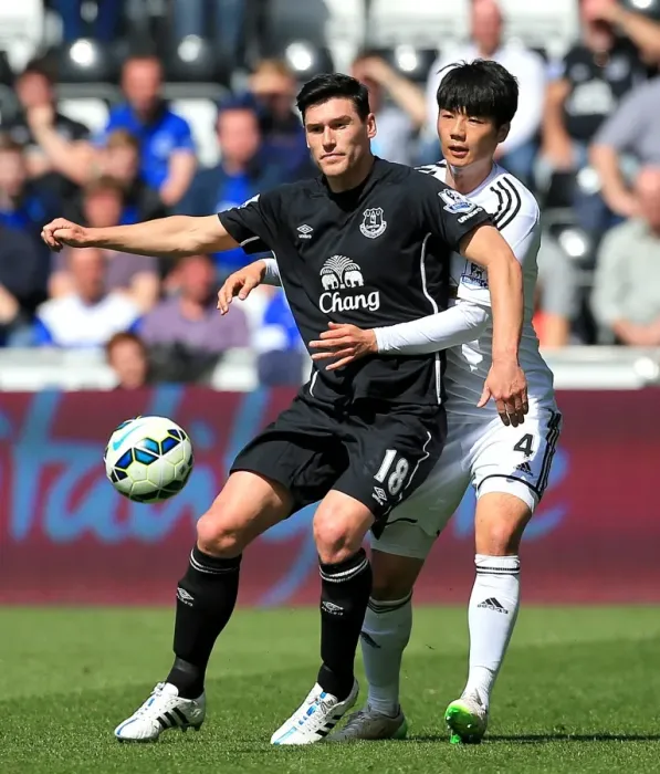 Framed Print : Intense Rivalry: Gareth Barry vs. Ki Sung-Yueng Battle at Swansea City vs. Everton (Premier League) Framed Print : Intense Rivalry: Gareth Barry vs. Ki Sung-Yueng Battle at Swansea City vs. Everton (Premier League)