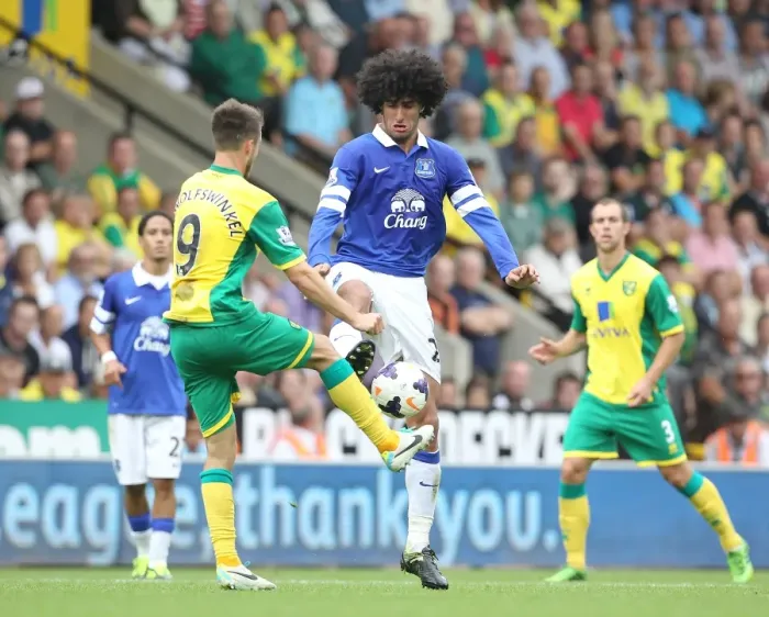 Framed Print : Intense Tackle: Fellaini vs van Wolfswinkel - Everton vs Norwich City (BPL 2013)