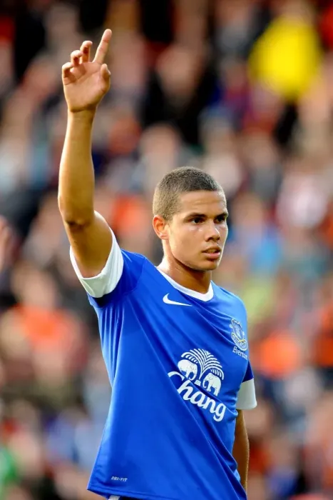 Framed Print : Jack Rodwell in Action: Everton's Pre-Season Battle at Tannadice Park Against Dundee United