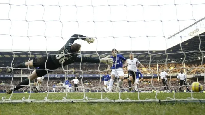 Framed Print : James Beattie's Thrilling Rebound Goal for Everton