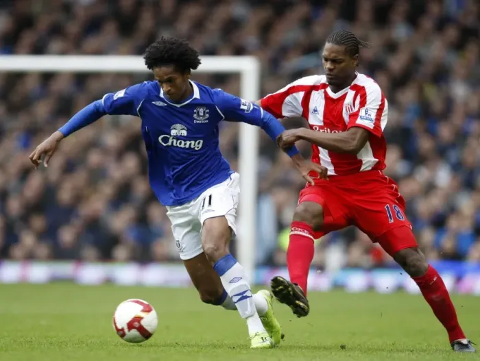 Framed Print : Jo vs Diao: Everton vs Stoke City Clash in the Barclays Premier League (08 / 09) Framed Print : Jo vs Diao: Everton vs Stoke City Clash in the Barclays Premier League (08 / 09)