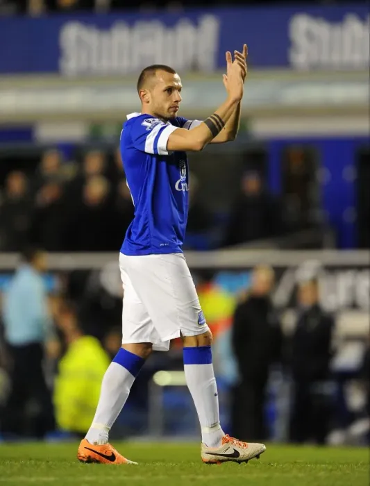 Framed Print : Johnny Heitinga Applauds Everton Fans: Everton 2-0 Norwich City (BPL, Goodison Park, 11-01-2014)