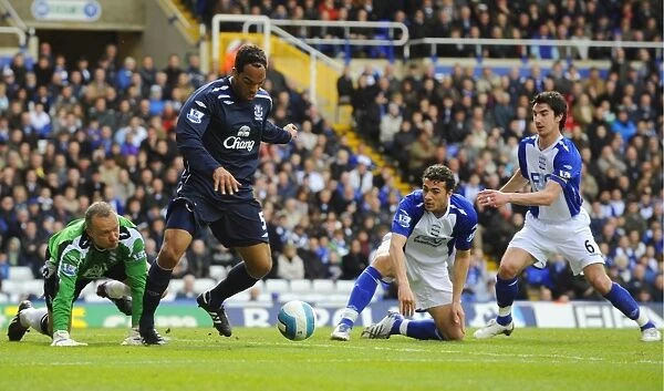 Joleon Lescott vs. Birmingham City Defenders: Intense Clash in Everton's 2007-08 Premier League Match