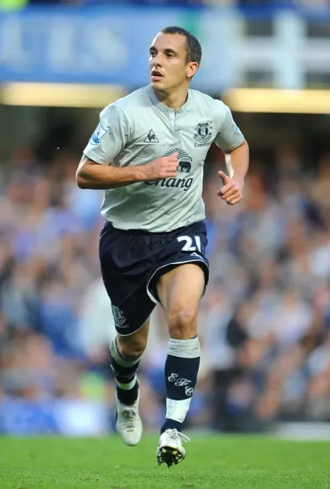 Framed Print : Leon Osman at Stamford Bridge: Everton vs. Chelsea Showdown, Premier League (15 October 2011)