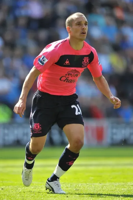 Framed Print : Leon Osman in the Thick of the Action: Everton vs. Wigan Athletic (April 30, 2011)