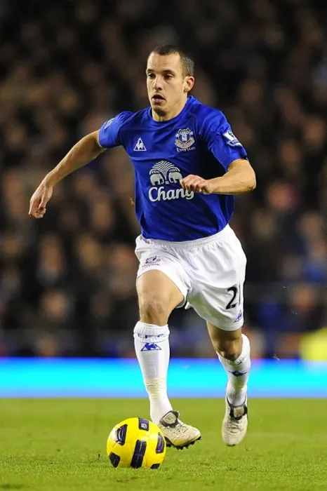 Framed Print : Leon Osman's Determined Performance: Everton vs. Tottenham Hotspur at Goodison Park (Barclays Premier League, 5 January 2011) Framed Print : Leon Osman's Determined Performance: Everton vs. Tottenham Hotspur at Goodison Park (Barclays Premier League, 5 January 2011)