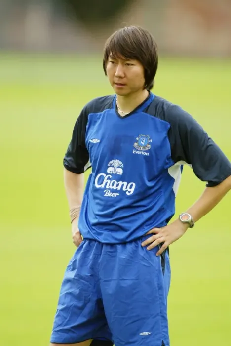 Framed Print : Li Tie at Everton Training, Bellefield (06.08.04, Job No. 04080604) Framed Print : Li Tie at Everton Training, Bellefield (06.08.04, Job No. 04080604)