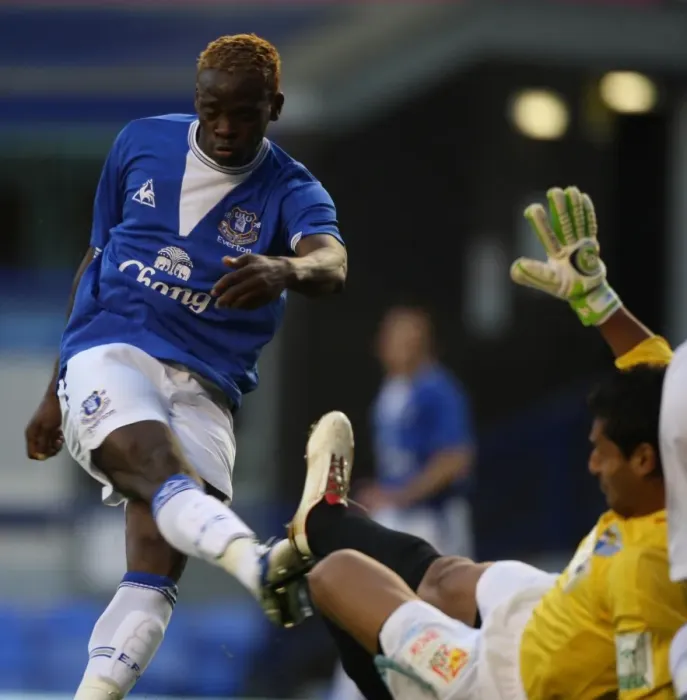 Framed Print : Louis Saha Scores for Everton against Malaga at Goodison Park