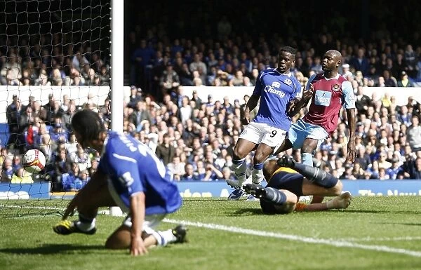 Louis Saha Scores Third Goal: Everton's Victory Over West Ham United in Premier League, May 2009