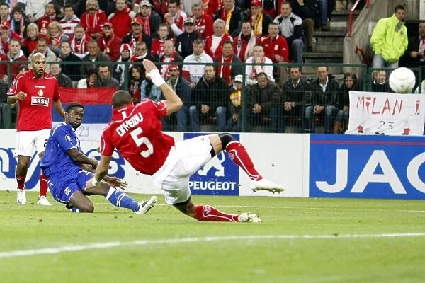 Louis Saha's Determined Strike: Everton vs. Standard Liege in UEFA Cup Showdown