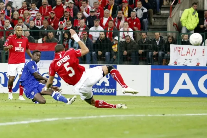 Framed Print : Louis Saha's Determined Strike: Everton vs. Standard Liege in UEFA Cup Showdown Framed Print : Louis Saha's Determined Strike: Everton vs. Standard Liege in UEFA Cup Showdown