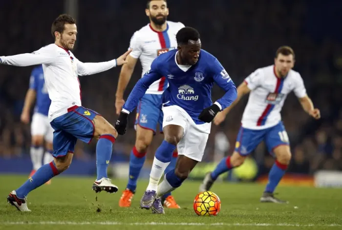 Framed Print : Lukaku Slips Past Cabaye: Everton's Winning Moment vs Crystal Palace in Barclays Premier League