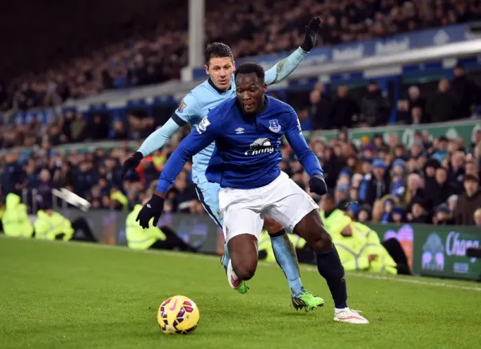 Framed Print : Lukaku's Escape: Everton's Romelu Outmaneuvers Demichelis at Goodison Park Framed Print : Lukaku's Escape: Everton's Romelu Outmaneuvers Demichelis at Goodison Park