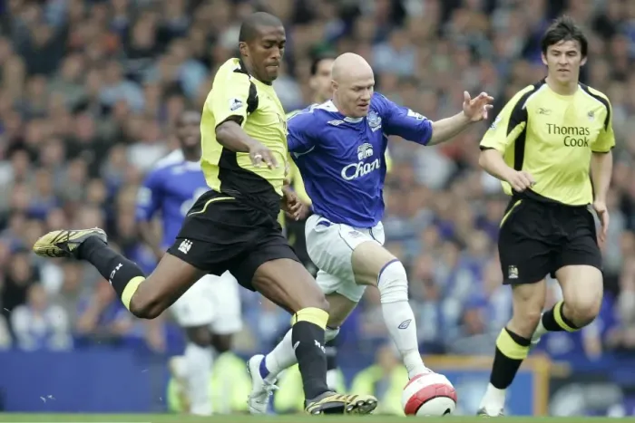 Framed Print : Manchester Citys Sylvain Distin battles with Evertons Andrew Johnson Framed Print : Manchester Citys Sylvain Distin battles with Evertons Andrew Johnson