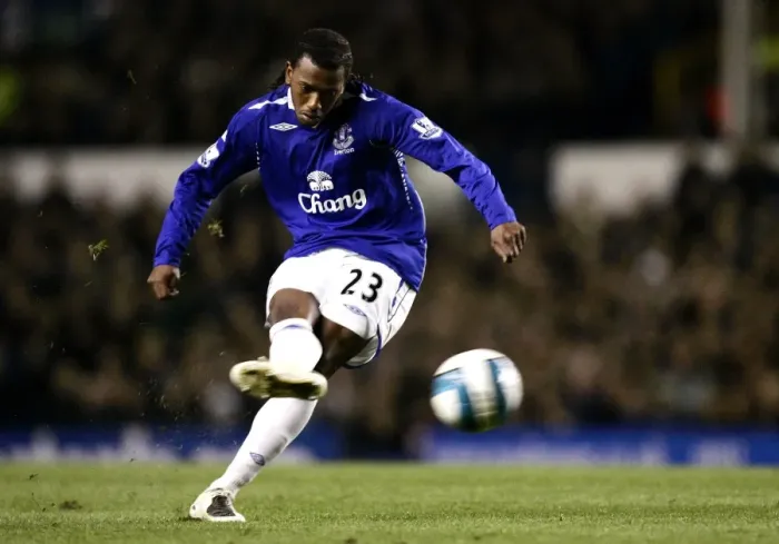 Framed Print : Manuel Fernandes Taking Free Kick for Everton Against Chelsea (17 / 04 / 08)