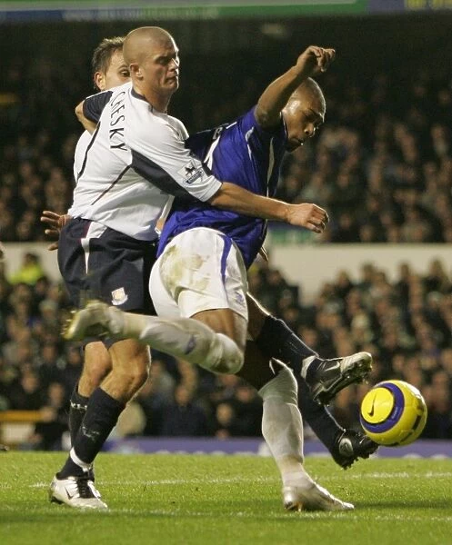 Marcus Bent vs. Paul Konchesky: A Footballing Battle - The Intense Tussle Between Everton's Bent and Fulham's Konchesky