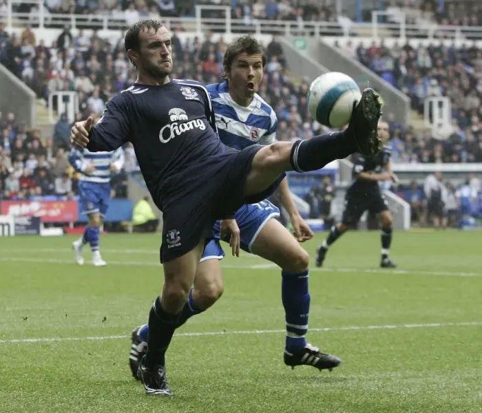 Framed Print : McFadden vs Oster: Everton vs Reading FA Premier League Clash (07 / 08) Framed Print : McFadden vs Oster: Everton vs Reading FA Premier League Clash (07 / 08)
