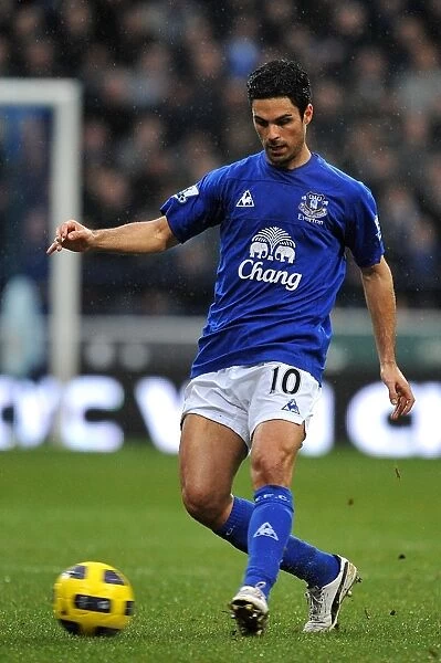 Mikel Arteta: Everton's Midfield Maestro in Action vs. Bolton Wanderers (BPL, 13 February 2011)