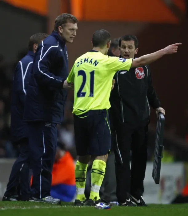 Framed Print : Moyes and Osman's Appeal: A Dramatic Moment from Everton's Barclays Premier League Match at Blackburn Rovers (April 3, 2009) Framed Print : Moyes and Osman's Appeal: A Dramatic Moment from Everton's Barclays Premier League Match at Blackburn Rovers (April 3, 2009)