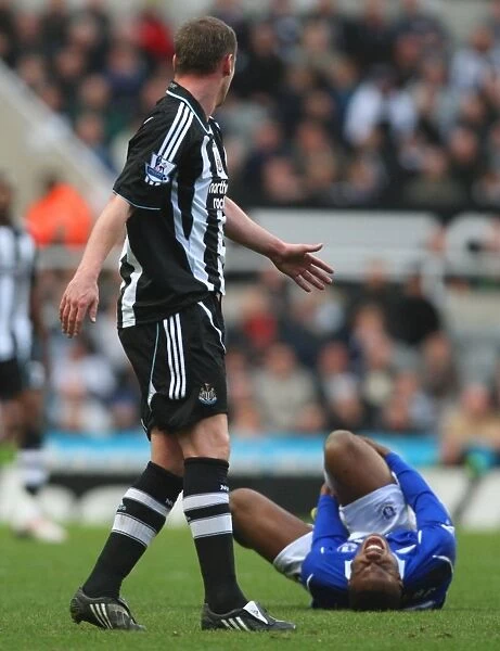 Nolan Fouls Anichebe: Newcastle United vs. Everton, Barclays Premier League Clash at St. James Park (08 / 09)