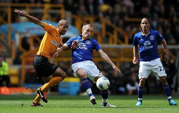 Osman vs. Henry: Everton vs. Wolverhampton Wanderers Clash at Molineux (06 May 2012) - Premier League Showdown