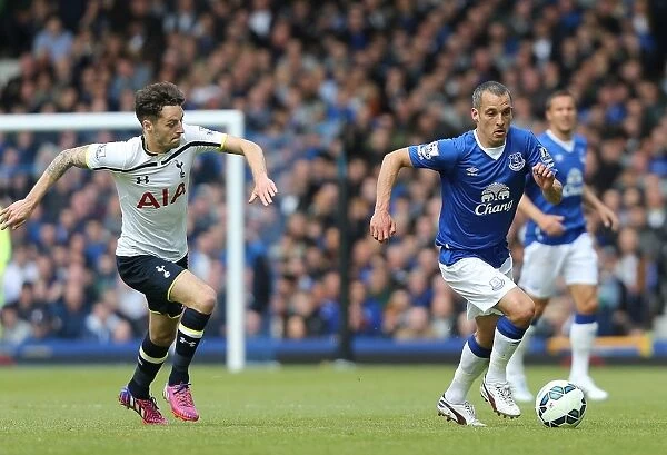 Osman vs Mason: Intense Battle at Goodison Park - Everton vs Tottenham Hotspur, Barclays Premier League