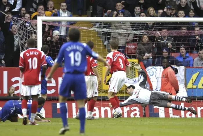 Framed Print : Osman's Stunner: Charlton vs. Everton - Everton's Thrilling Win with Leon Osman's Goal Framed Print : Osman's Stunner: Charlton vs. Everton - Everton's Thrilling Win with Leon Osman's Goal