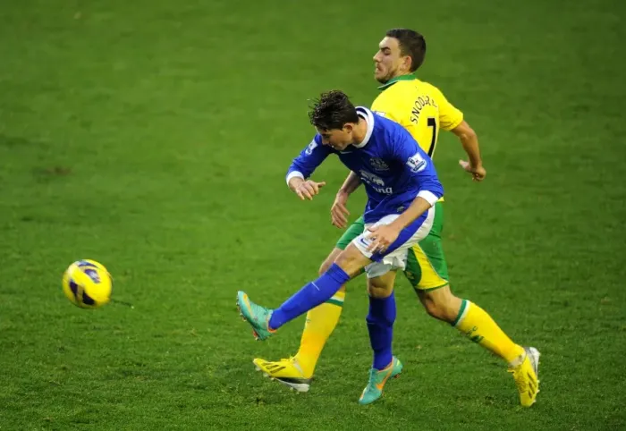 Framed Print : Oviedo vs. Snodgrass: A Tight Battle at Goodison Park - Everton vs. Norwich City (1-1)