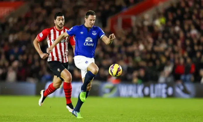 Framed Print : Pelle vs Jagielka: A Battle of Strength and Determination in Everton vs Southampton's Premier League Clash