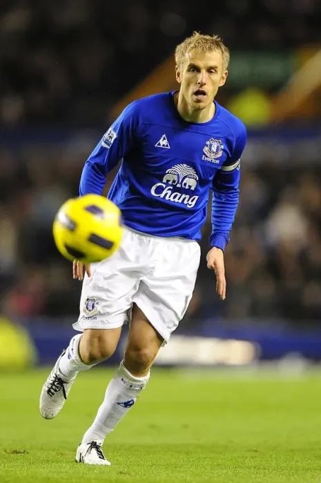 Framed Print : Phil Neville at Goodison Park: Everton vs. Tottenham Hotspur, Barclays Premier League (05 January 2011) Framed Print : Phil Neville at Goodison Park: Everton vs. Tottenham Hotspur, Barclays Premier League (05 January 2011)