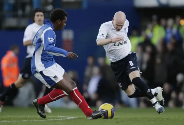 Framed Print : Portsmouth v Everton Manuel Fernandes in action against Evertons Andrew Johnson Framed Print : Portsmouth v Everton Manuel Fernandes in action against Evertons Andrew Johnson