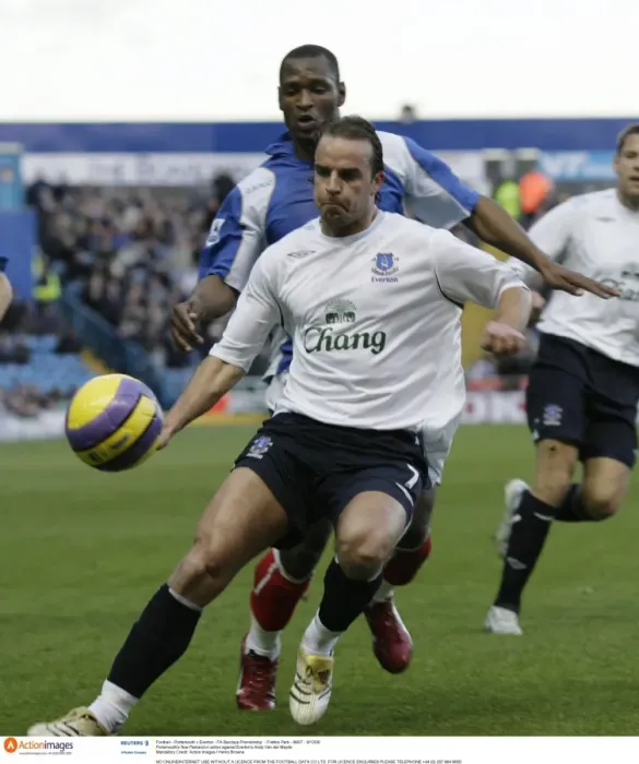 Framed Print : Portsmouth v Everton Noe Pamarot in action against Andy Van der Meyde Framed Print : Portsmouth v Everton Noe Pamarot in action against Andy Van der Meyde