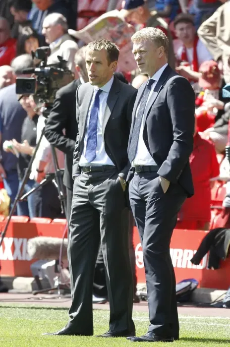 Framed Print : Pre-Match Huddle: David Moyes and Phil Neville at Anfield, 2013 (0-0) Framed Print : Pre-Match Huddle: David Moyes and Phil Neville at Anfield, 2013 (0-0)