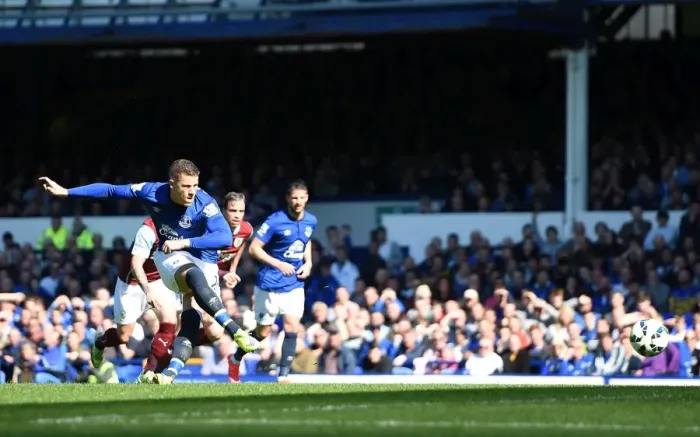 Framed Print : Ross Barkley at the Penalty Spot: Everton vs Burnley, Barclays Premier League, Goodison Park Framed Print : Ross Barkley at the Penalty Spot: Everton vs Burnley, Barclays Premier League, Goodison Park