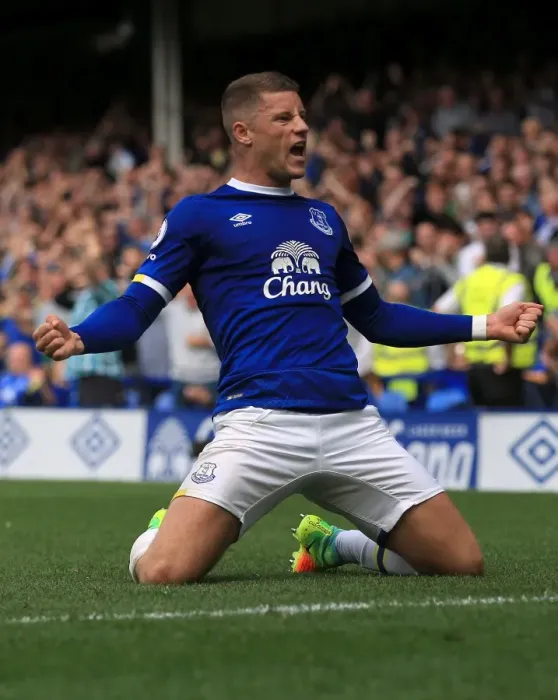 Framed Print : Ross Barkley's Stunner: Everton's First Goal vs. Tottenham Hotspur at Goodison Park