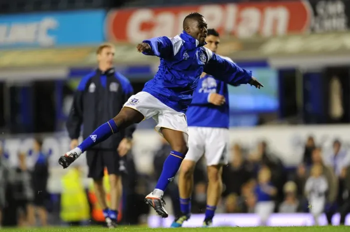 Framed Print : Royston Drenthe in Action for Everton against West Bromwich Albion in Carling Cup Third Round, Goodison Park (September 21, 2011)
