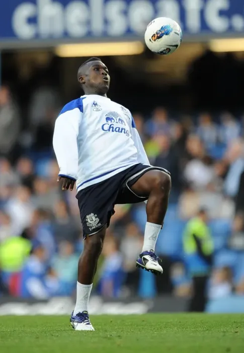 Framed Print : Royston Drenthe in Pre-Match Warm-Up: Chelsea vs Everton (15 October 2011) Framed Print : Royston Drenthe in Pre-Match Warm-Up: Chelsea vs Everton (15 October 2011)
