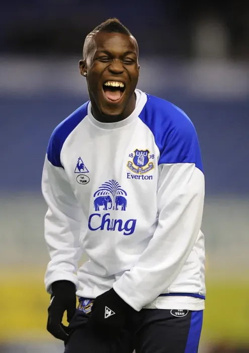 Framed Print : Royston Drenthe vs Arsenal: A Premier League Battle at Goodison Park (21 March 2012) Framed Print : Royston Drenthe vs Arsenal: A Premier League Battle at Goodison Park (21 March 2012)