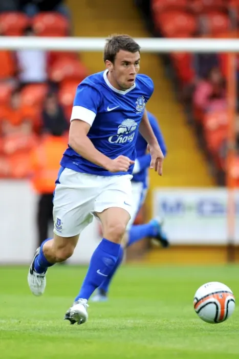 Framed Print : Seamus Coleman in Action: Everton's Pre-Season Victory over Dundee United at Tannadice Park