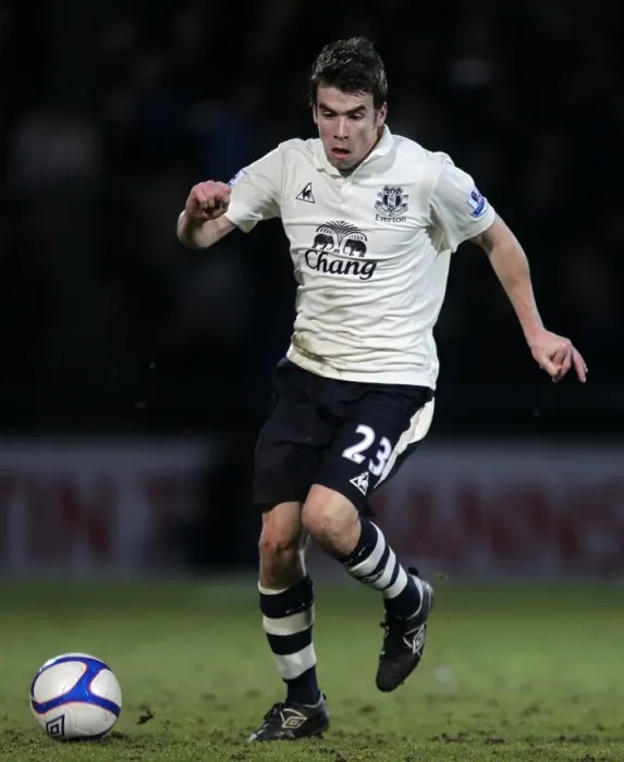Framed Print : Seamus Coleman Leads Everton in FA Cup Battle against Scunthorpe United (08 January 2011)